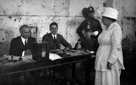 Quién es la médica, política y feminista homenajeada