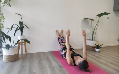 Pilates en pared: 3 ejercicios básicos para hacer en tu casa