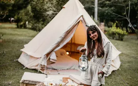 Glamping: la influencer que dejó todo para recorrer el mundo en carpas de lujo