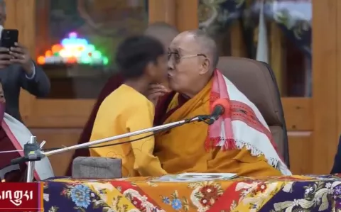 Dalai Lama: escándalo por un video en el que besa a un niño en la boca