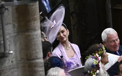 Coronación Carlos III: el homenaje de Katy Perry a Vivienne Westwood