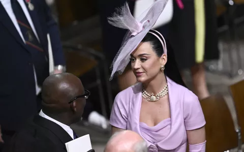 Coronación Carlos III: el curioso accesorio que Katy Perry llevó en honor a Vivienne Westwood 