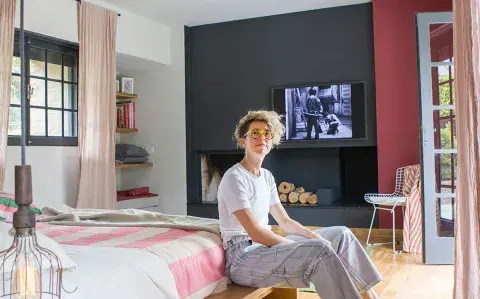 Es diseñadora de moda, se mudó a Martínez y armó esta casa a puro color