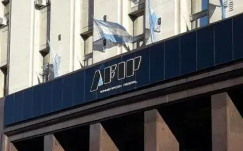 La AFIP redujo el impuesto al dólar turista: ¿cómo impacta para viajar al exterior?