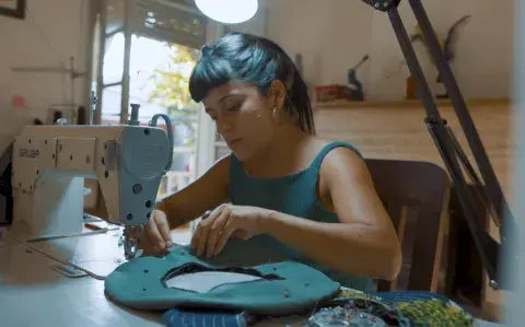 por una beca estudió en Barcelona y fundó su propia marca de moda reciclada