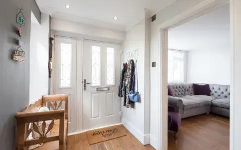 Feng shui: ¿cuál es el objeto que hay que colocar detrás de la puerta para atraer abundancia?