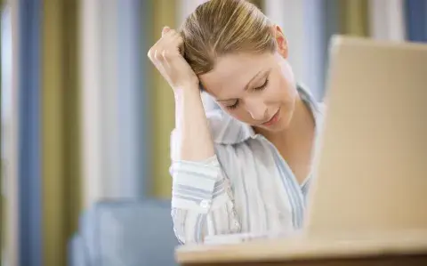 Mujer con computadora