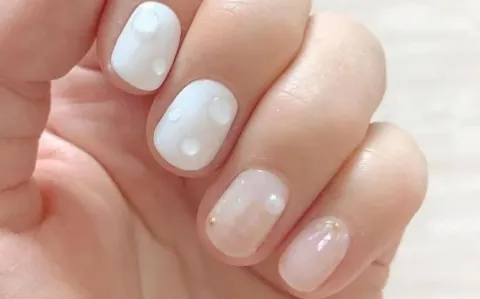 Cómo son las wet nails, el nuevo diseño de uñas que es tendencia en redes