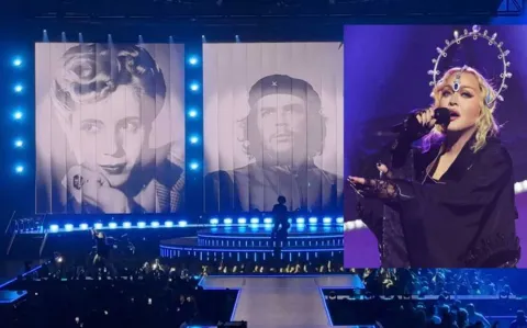 Madonna cantó en vivo “No llores por mí, Argentina” con fotos de Evita y el Che