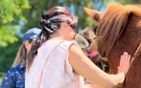 Coaching con caballos: de qué se trata esta experiencia que te ayuda a desconectar del estrés