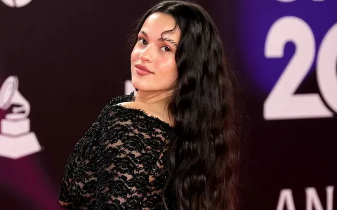 Rosalía impactó en los Latin Grammy 2023 con cejas “lion mane” efecto cortado