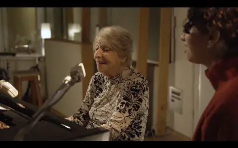 Tiene 92 años, es pianista y debuta con una canción inspirada en su gran amor