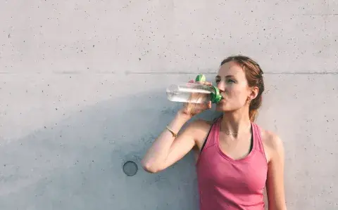 La mejor rutina y alimentación para hacerle frente a los días de calor extremo