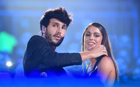 Sebastián Yatra junto a Tini Stoessel en 2019, durante los Premios Juventud.
