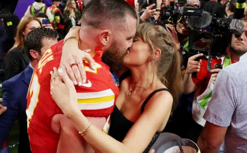 El romántico beso de Taylor Swift y Travis Kelce tras la victoria del deportista