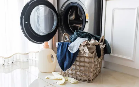 5 Trucos fáciles para evitar que la ropa se destiña cuando la lavas