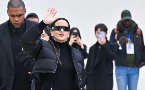 Rosalía llegó a la Paris Fashion Week y sorprendió a todos con su look total black