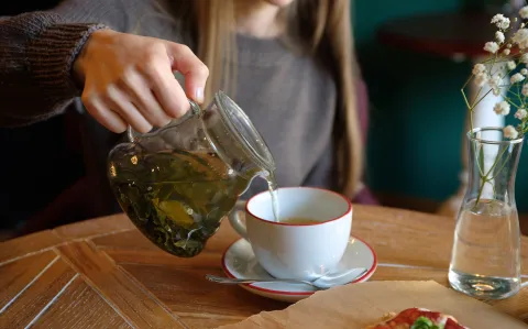 5 tés para depurar toxinas del organismo y cuidar el hígado