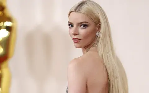 La promesa que Anya Taylor-Joy le cumplió a su padre en los Premios Oscar 2024