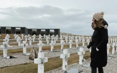 "Viajé a las Islas Malvinas y así lo viví": una crónica sobre las huellas y la memoria de la guerra