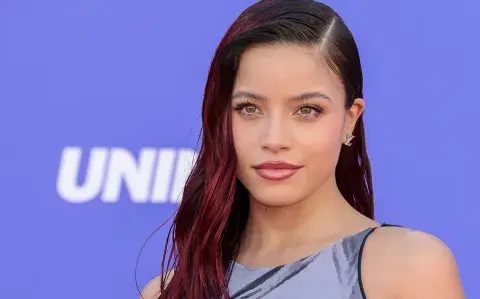 Emilia se luce con uno de los estampados tendencia de la próxima temporada Emilia se luce con uno de los estampados tendencia de la próxima temporada