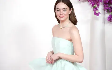 ¡Volvió el péplum! Solo Emma Stone podía recuperar esta tendencia en los Oscar 2024.