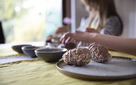 Cómo preparar huevos de pascua rellenos con alfajor Havanna