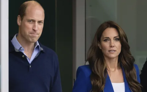 Kate Middleton junto a su esposo, el príncipe William, durante su visita a SportsAid en 2023.