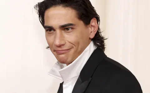 El detalle del look de Enzo Vogrincic que sorprendió a todos en los Premios Oscar 2024