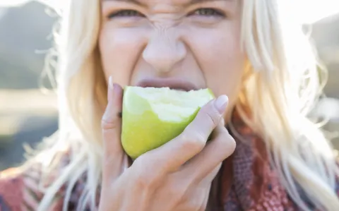 Comer una manzana al día aleja de las visitas frecuentes al médico.