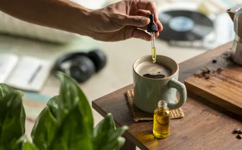 ¿Da tomar café con aceite de oliva? Estos son los beneficios de probarlo para tu salud