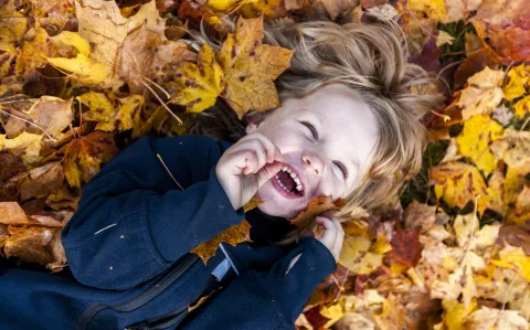 Los 3 ejes para criar niños felices, según expertos suecos