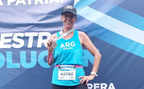 Es argentina, tiene 56 años y correrá en los Juegos Olímpicos en París