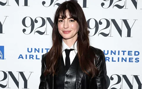  Anne Hathaway se llevó todas las miradas con el estilismo elegido para la promoción de su último film.
