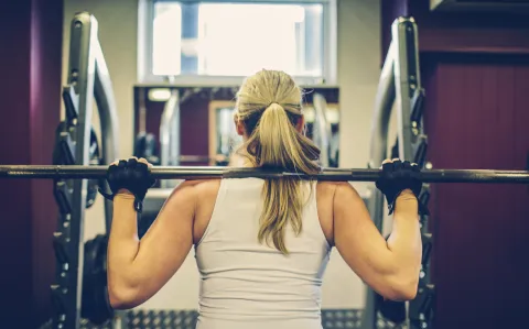 Entrenar con pesas: ¿qué beneficios tiene para la mujer? 