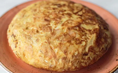 La tortilla de papa es una de las preparaciones más clásicas de la gastronomía española.