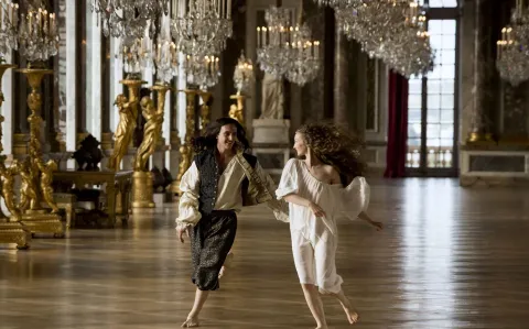 Versailles: la icónica serie de época disponible en Netflix que te va a atrapar