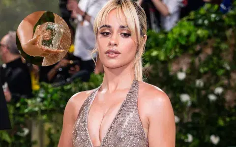 Camila Cabello durante la alfombra del METGala 2024.