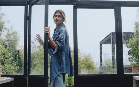 Juliana Awada adelanta la maxicamisa tendencia para el invierno, diseñada por ella 