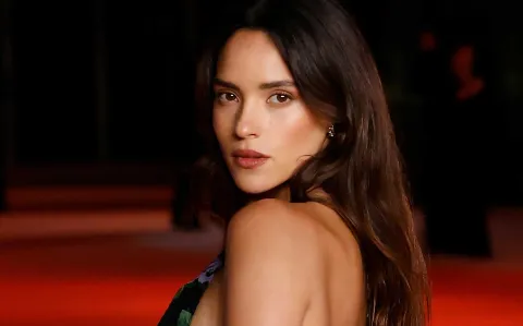 Adria Arjona es la hija del cantante guatemalteco, Ricardo Arjona, y el nuevo amor de Jason Momoa. 