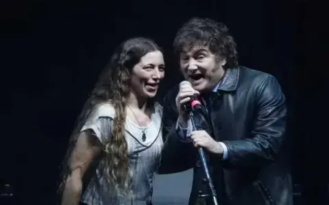Quién es Ana Tamagno, la mujer que cantó con Javier Milei en el Luna Park Quién es Ana Tamagno, la mujer que cantó con Javier Milei en el Luna Park