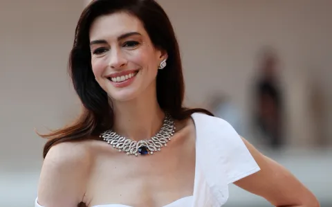 Anne Hathaway impuso tendencia con un vestido camisero total white