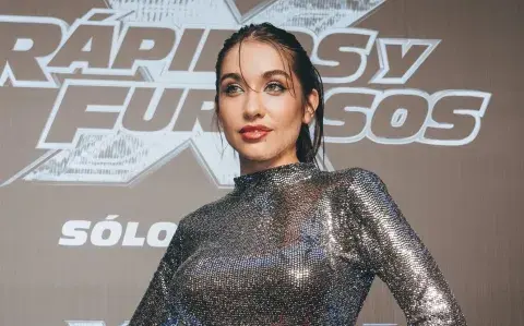 El sensual look de María Becerra: mini vestido metalizado plateado que causó furor