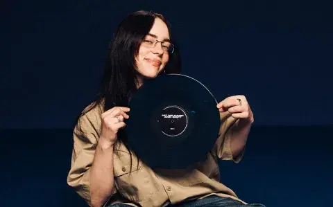 Billie Eilish con su nuevo álbum, Hit Me Hard and Soft. 