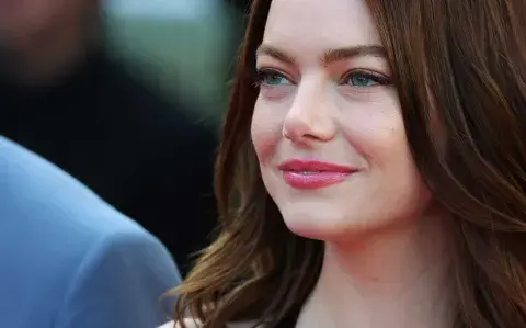 Emma Stone se llevó todas las miradas en el festival con un diseño clásico de Hollywood.