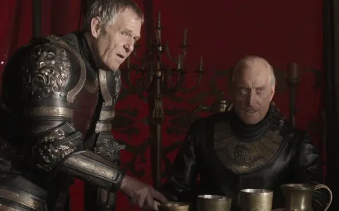 Ian Gelder y Charles Dance en una escena de la serie Game of Thrones (Juego de Tronos).