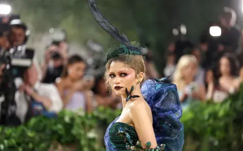 Zendaya deslumbra en la Met Gala 2024 con su look gótico basado en un clásico de Dior