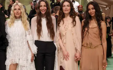  Sienna Miller, Chemena Kamali (Directora Creativa de la marca Chloé), Emma Mackey y Zoe Saldana en la alfombra roja de la gala del MET.