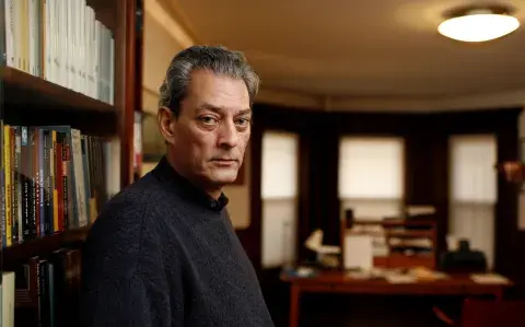  Paul Auster en su casa de Brooklyn, Nueva York.