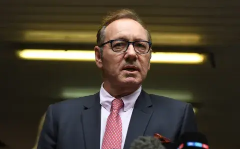 Kevin Spacey habla con la prensa tras salir del tribunal en Londres, Inglaterra.